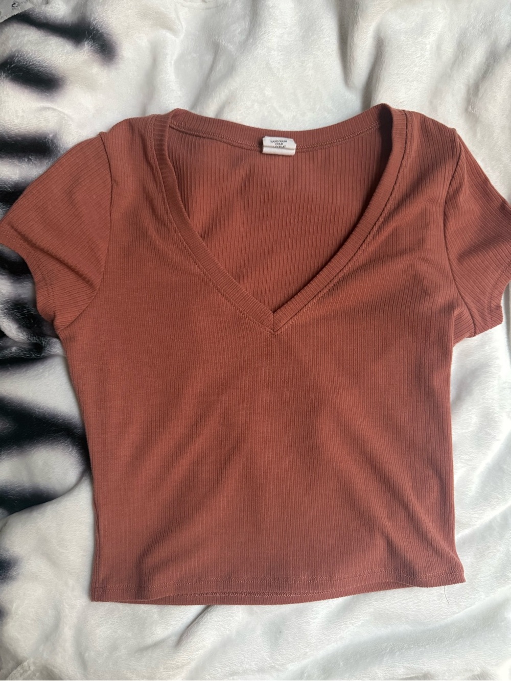 Tilly's Ribbed V-Neck Short Sleeve Top - Rust Brown